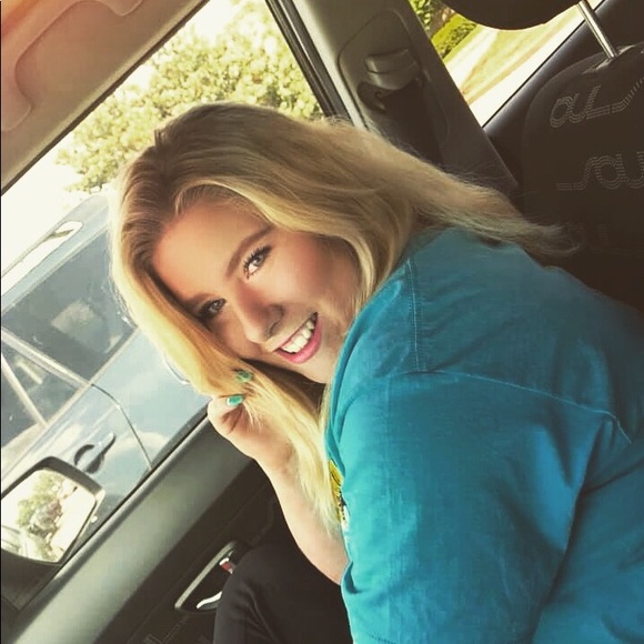 Meet your Posher, Alyssa - Picture 2 of 2